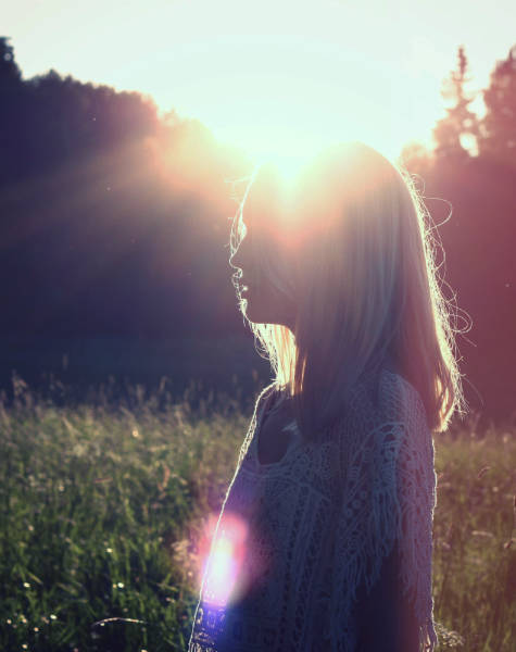 Junge Frau Sonne_Beziehung zu sich selbst beziehung zu sich selbst führen_ frau sonne